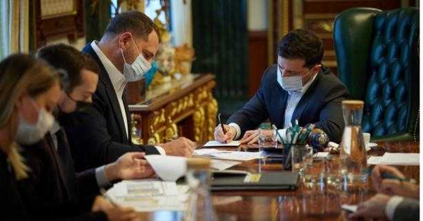 Володимир Зеленський доручив урядовцям активніше комунікувати з населенням щодо реальної об’єктивної ситуації з поширенням Covid-19