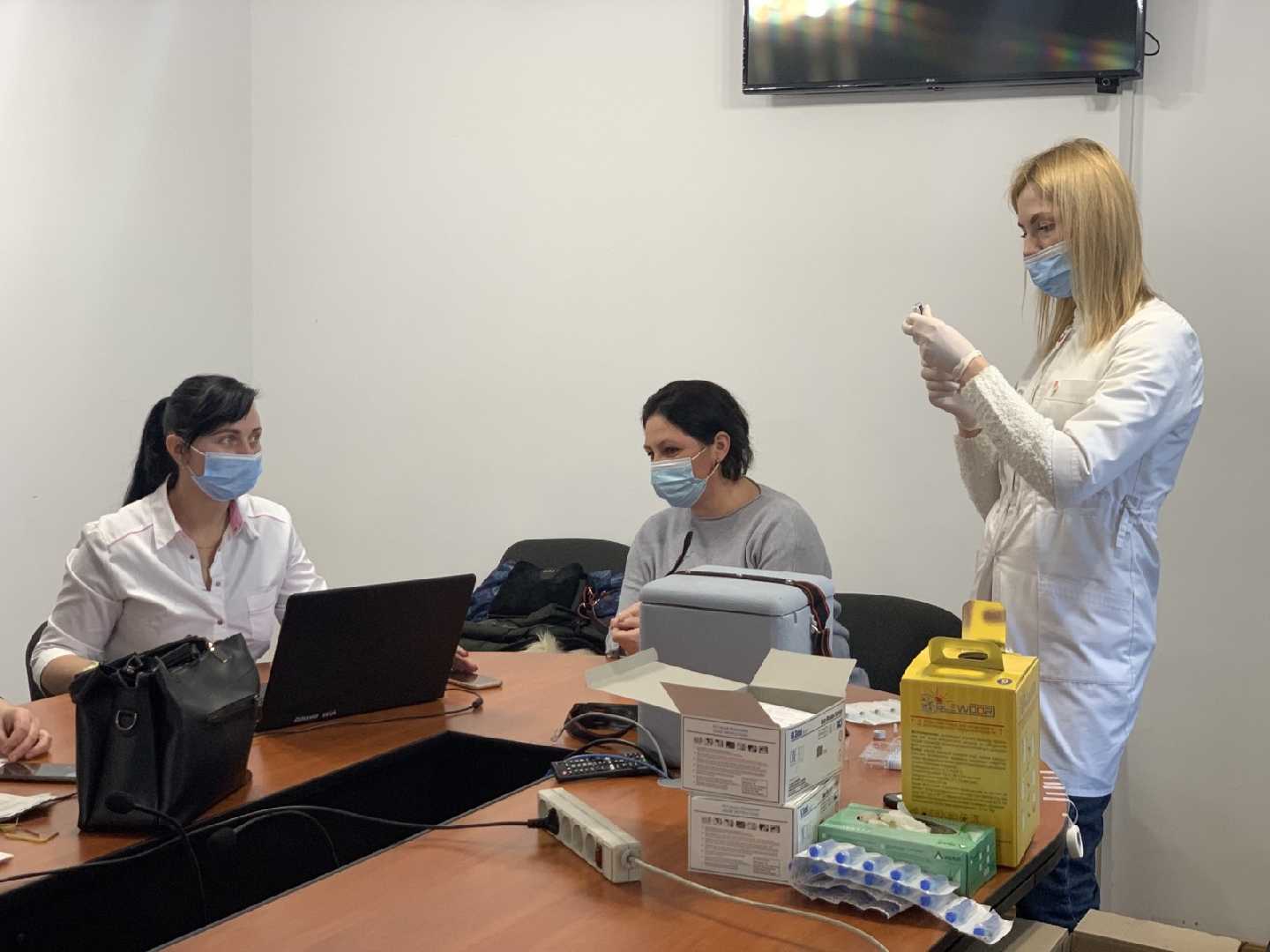 Вакцинація мешканців району триває