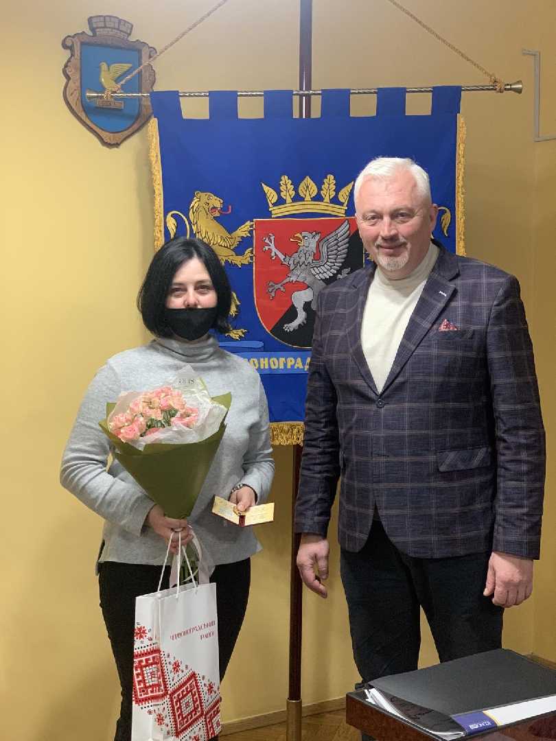 Сьогодні очільник району Андрій Дяченко вручив  державні нагороди – посвідчення і нагрудні знаки «Мати – героїня»