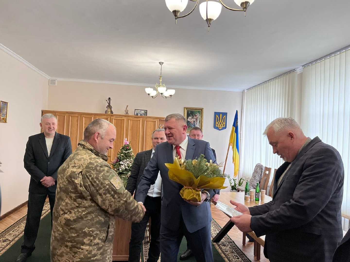 В Радехові учаснику бойових дій (ООС) вручено ключі та права власності на власне житло