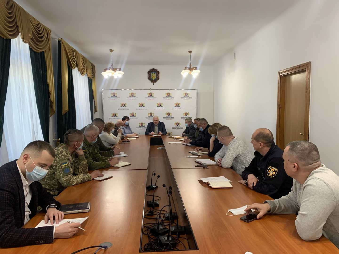  Не панікуйте! Паніка та негативні емоції — результат роботи ворога, пам’ятайте це: в межах наради зазначив очільник району Андрій Дяченко