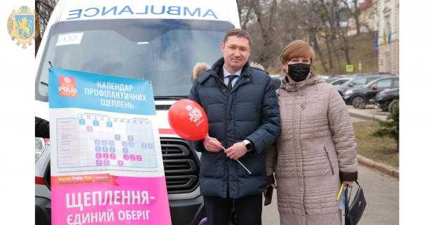 «Вакцинуй від поліо дитину – врятуй країну!», – медики під час промоакції закликали батьків вакцинувати дітей від поліомієліту