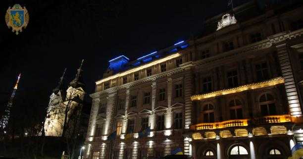 До Дня єднання будівлю Львівської ОДА підсвітили кольорами прапора України