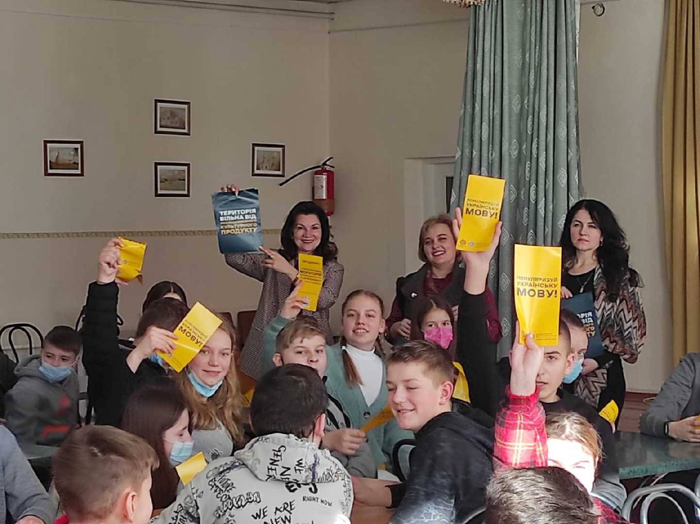 Міжвідомча робоча група провела роз’яснювальну роботу щодо мораторію на публічне використання російськомовного культурного продукту у закладах освіти Червоноградського району 