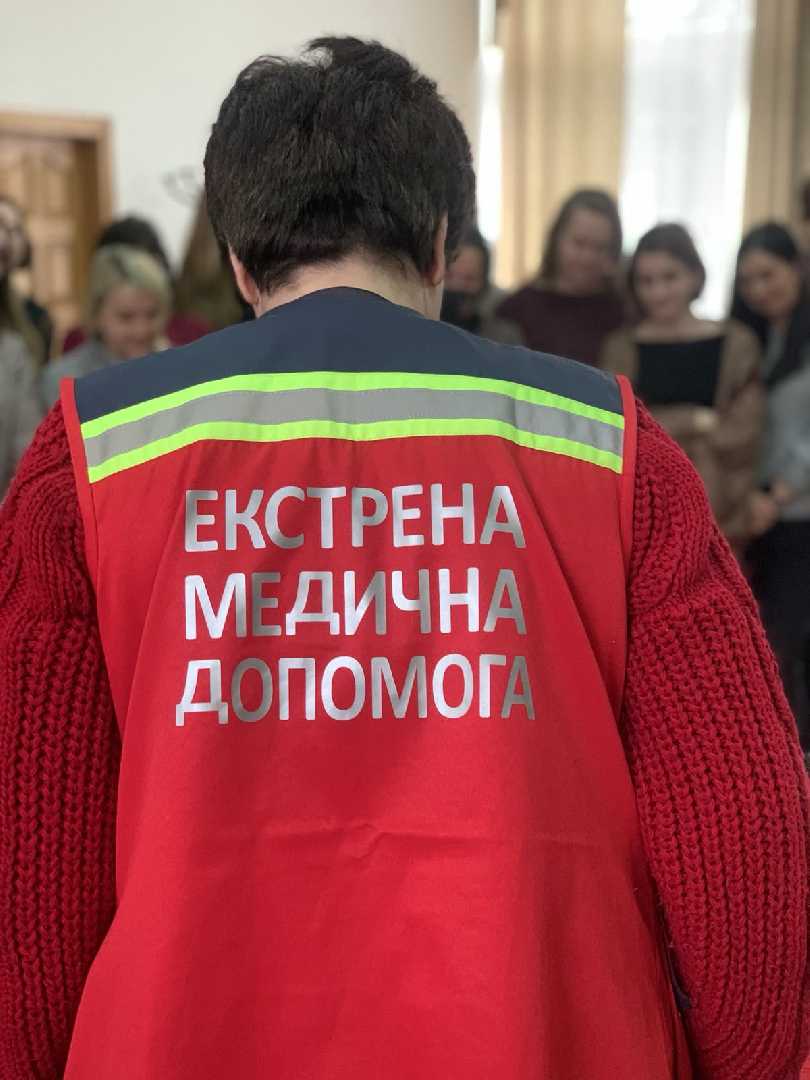 В стінах Червоноградської райдержадміністрації відбулись практичні навчання основам першої домедичної допомоги