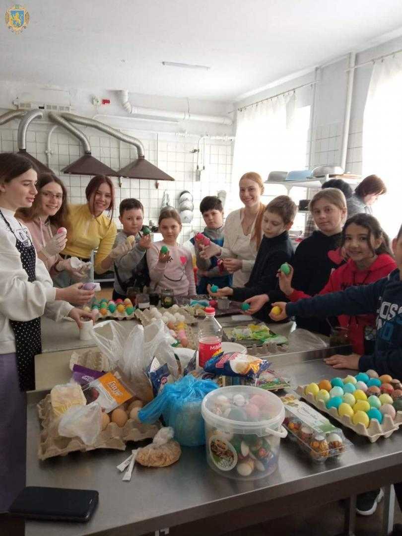 Великодні кошики для воїнів та майстер-класи писанкарства для дітей: як Львівщина готується до Великодня