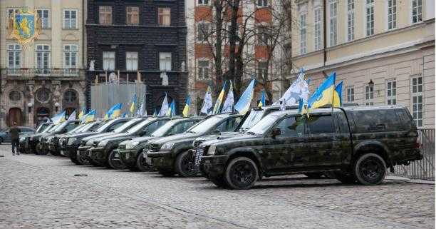 На Львівщину прибули 30 джипів та пікапів, які поїдуть до українських захисників на передовій