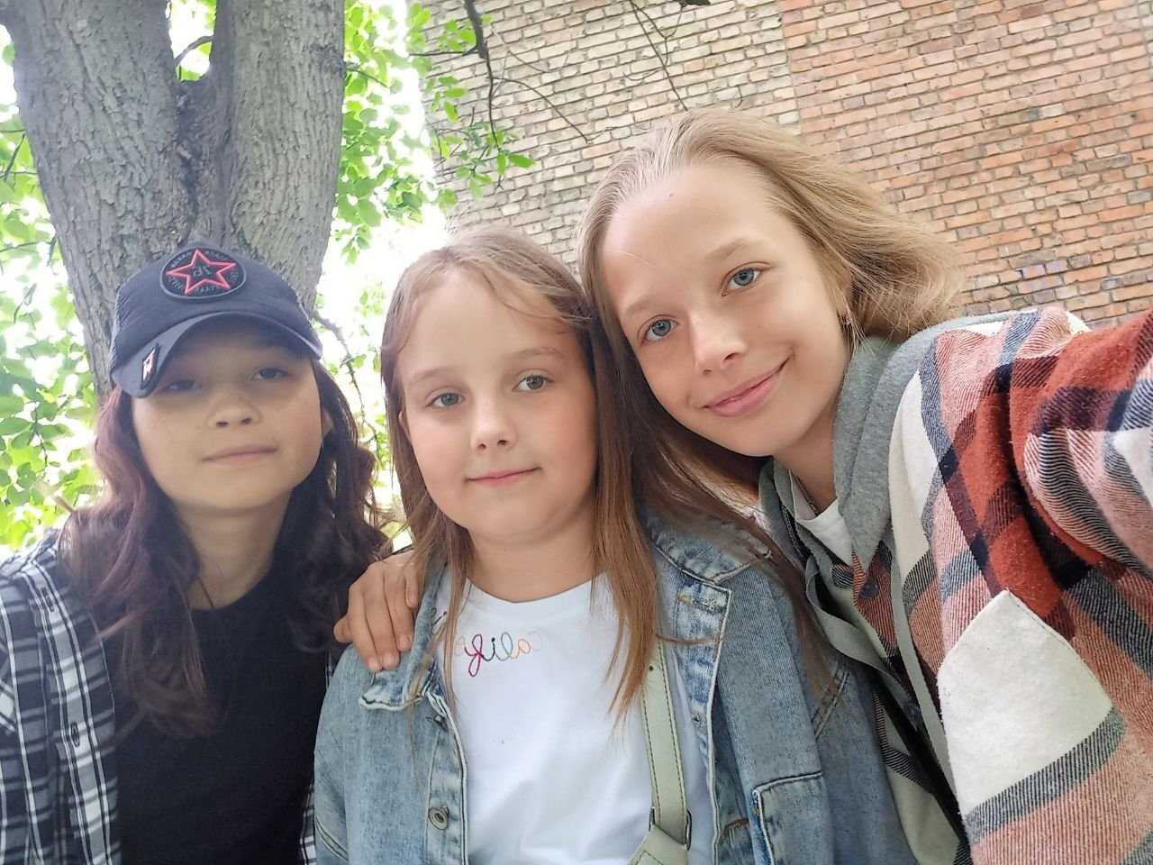 На Червоноградщині школярки вигулюють собак, щоб назбирати кошти для потреб ЗСУ
