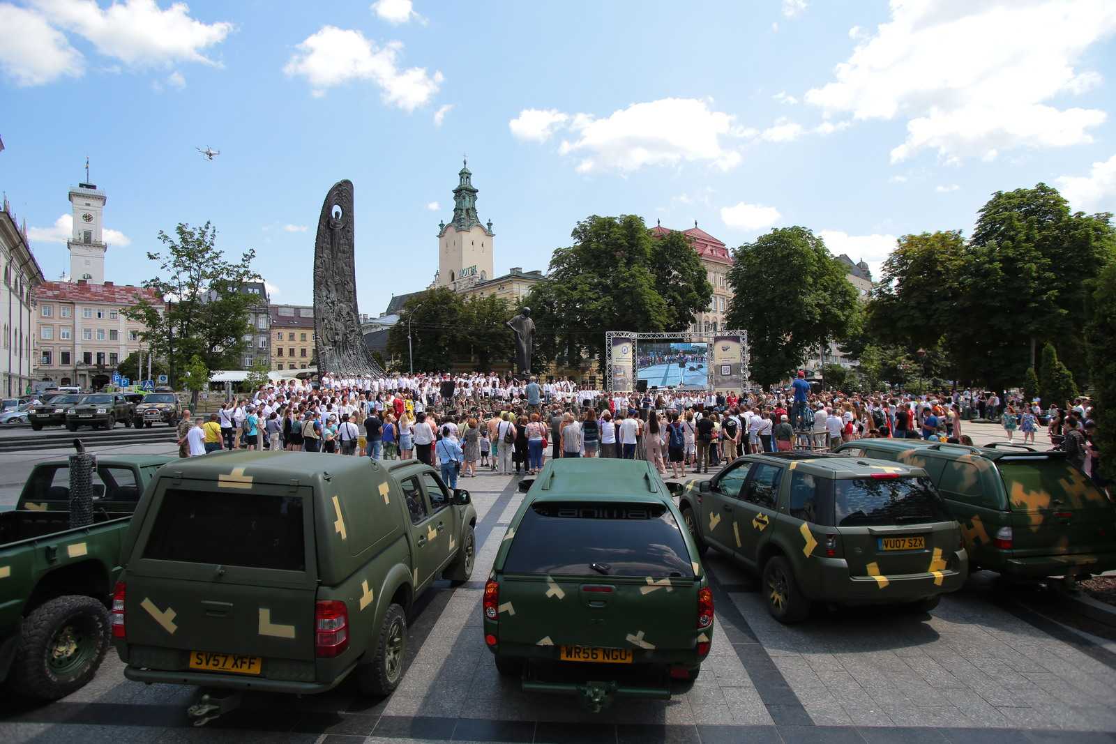 Двадцять автомобілів, пів тисячі бронежилетів та гумвантаж передали зі Львівщини українським захисникам