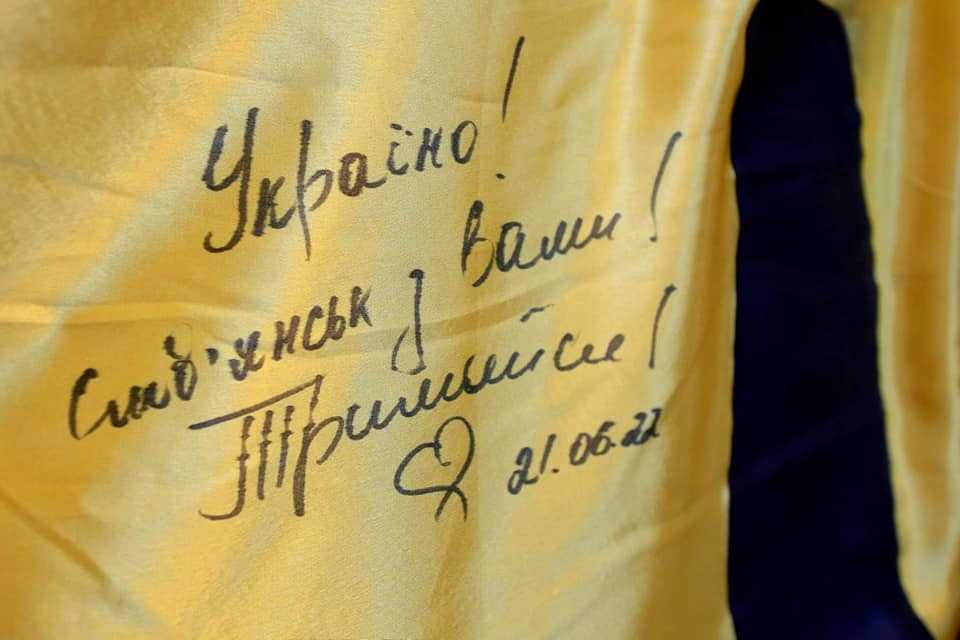 Освітяни Запорізької області передали на Львівщину 12-метровий прапор України