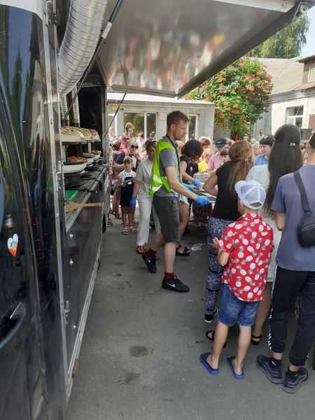 «Піца на колесах» пригощала переселенців 