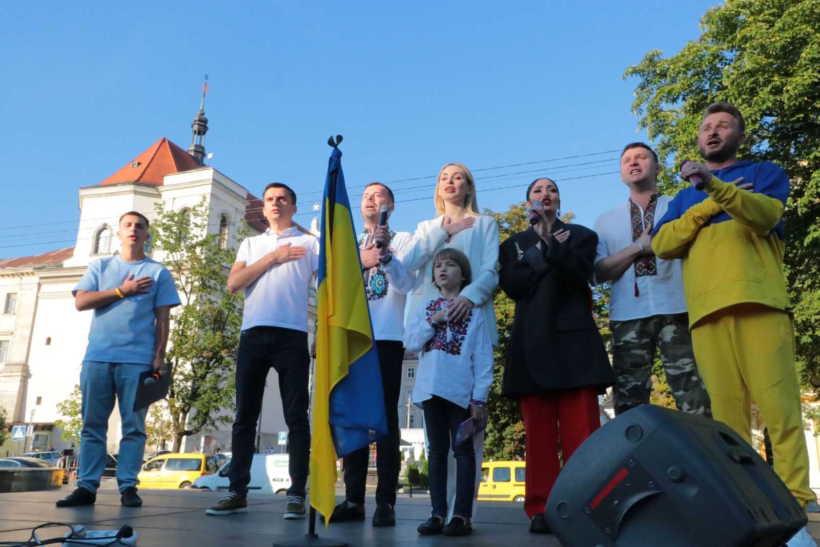 У Львові відомі українські артисти провели благодійний концерт для підтримки ЗСУ