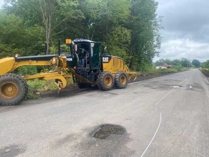 У районі почали виконувати роботи з ліквідації аварійної ямковості на автодорогах