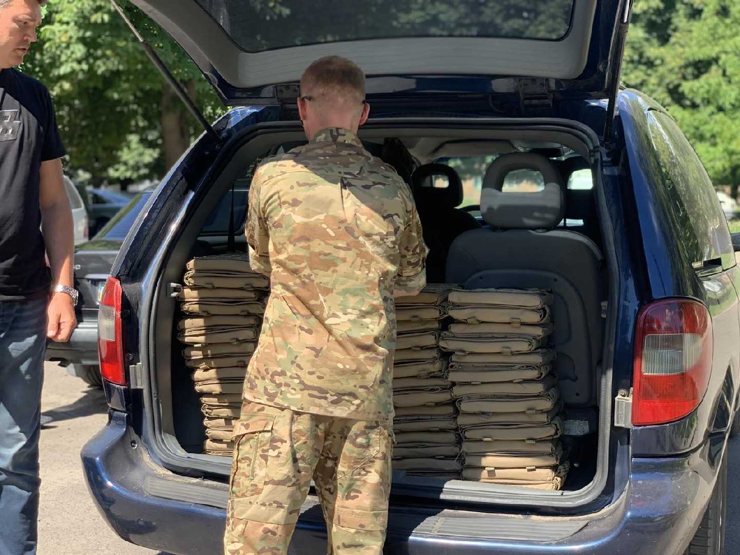 Львівська ОВА спільно з Львівським оборонним Кластером передали бронежилети для добровольчих формувань у Червоноградському районі!