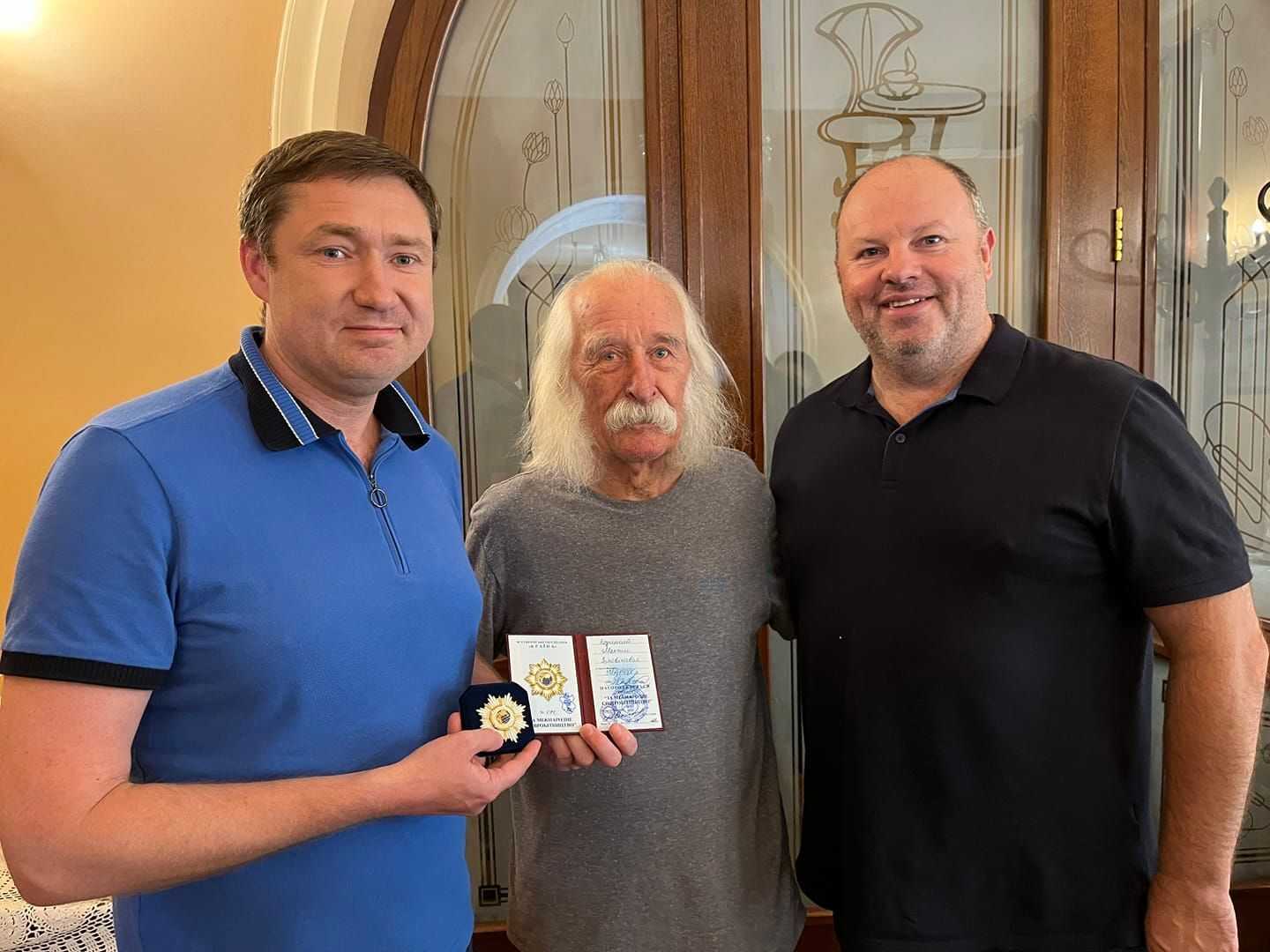 Максим Козицький отримав орден за міжнародне співробітництво з рук українського митця зі світовим іменем Івана Марчука