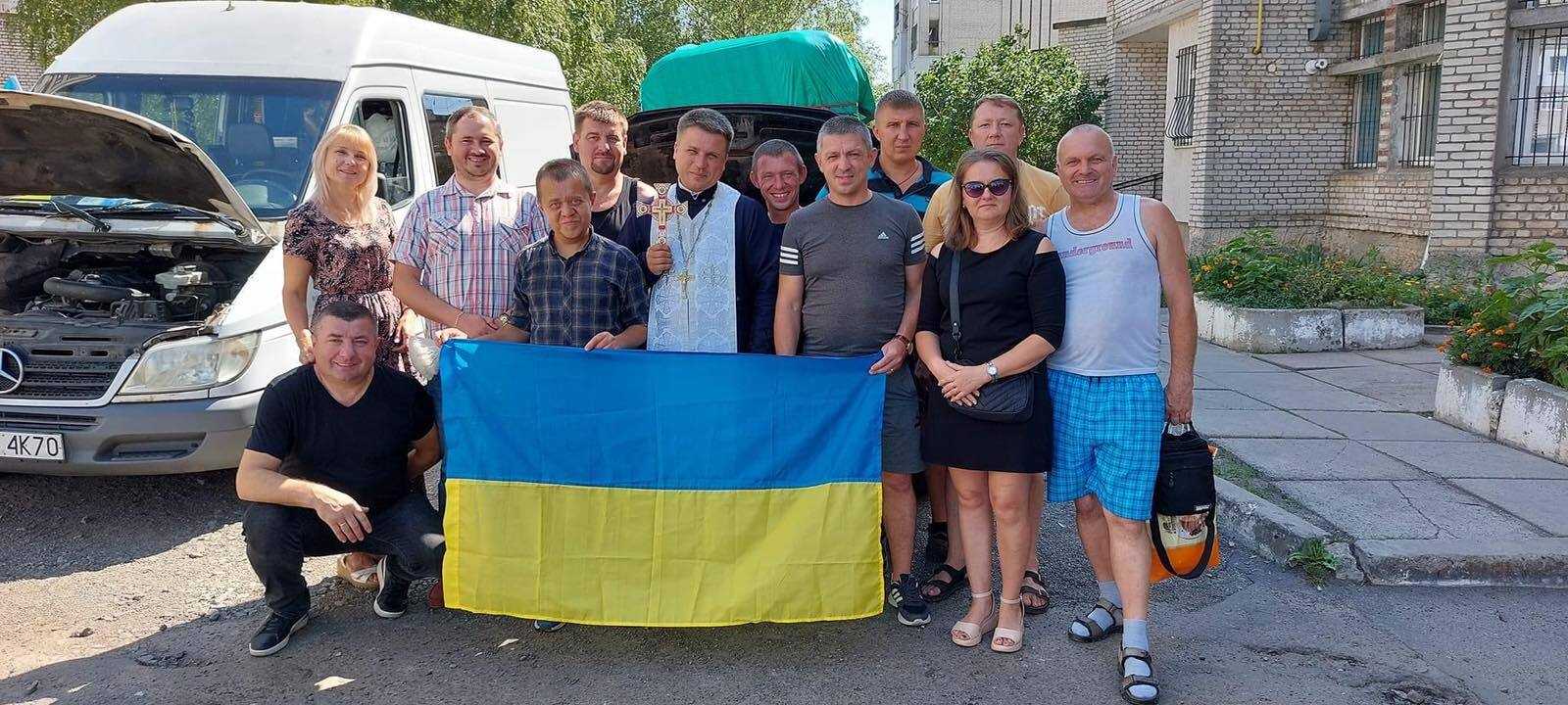 З Червоноградщини на фронт до захисників поїхали ще два автомобілі та бронежилети