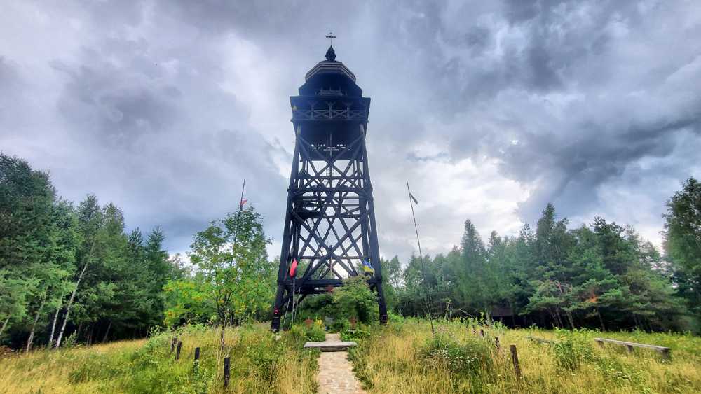 Патріотичні мандри Львівщиною: запрошуємо оглянути дерев’яну вежу пам’яті, заввишки понад 40 метрів
