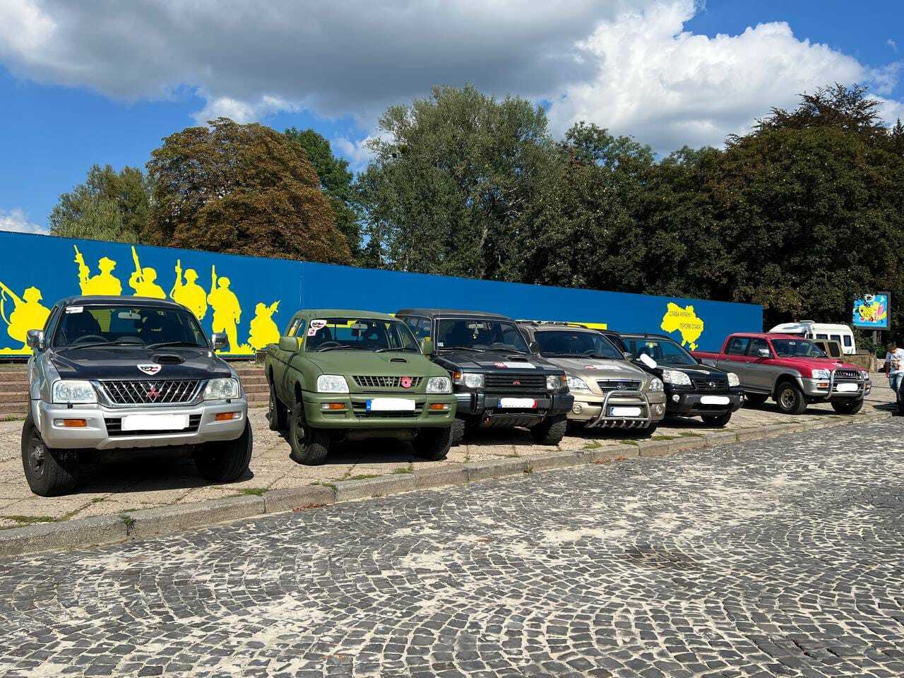 Ще 17 автомобілів вирушать зі Львівщини до українських захисників на передовій