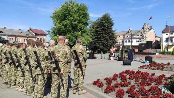 Бійці Великомостівської територіальної громади Червоноградського району присягнули на вірність Україні.