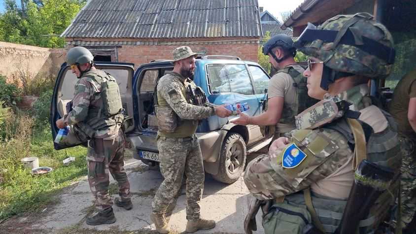 Бійці 103-ї бригади ТрО доставили допомогу жителям звільненого Озерного на Донеччині