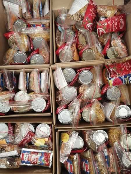 Менше місяця червоноградські господині готують «сухі» борщі для наших воїнів.