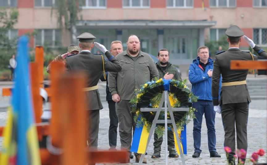 На Личаківському цвинтарі Руслан Стефанчук та Кирило Тимошенко вшанували пам'ять новітніх Героїв