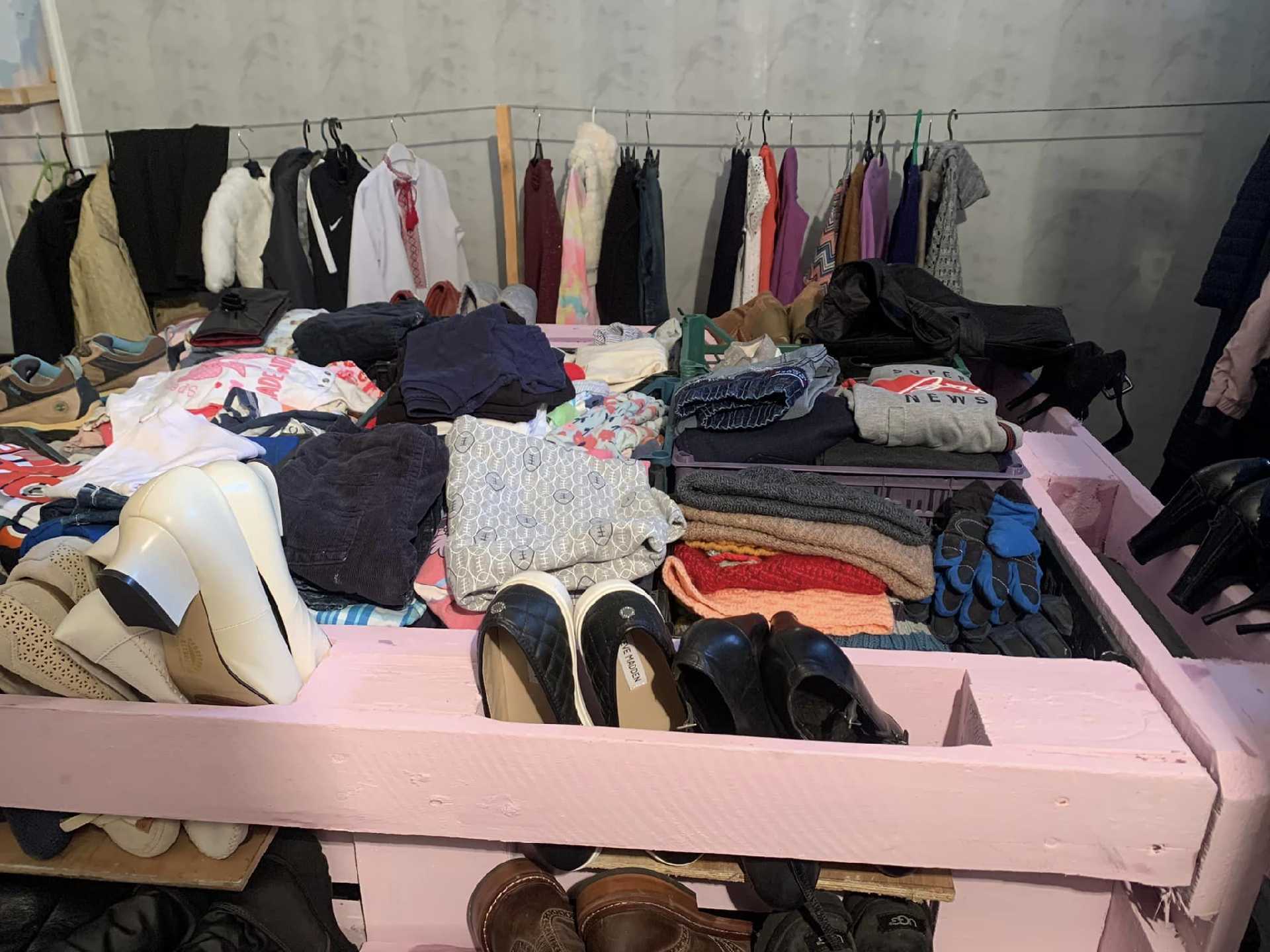 В Червоноградській громаді запрацював «банк одягу» для вимушених переселенців 