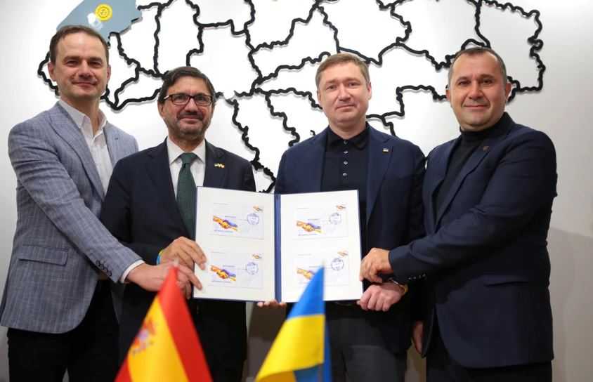 Посол Королівства Іспанія та начальник Львівської ОВА погасили спеціальну поштову марку на знак солідарності між народами – «Ми разом!»