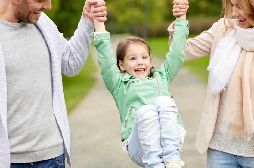 Сім’ї, які усиновили дітей у 2022 році, можуть отримати грошову допомогу від Мінсоцполітики та МБО «СОС Дитячі Містечка»