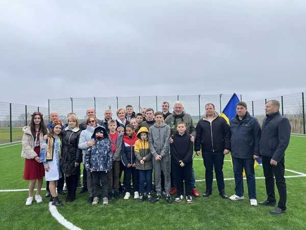 На Червоноградщині відкрили спортивний майданчик зі штучним покриттям