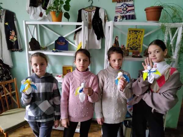 До Дня Збройних Сил України учні навчальних закладів Червоноградщини долучились до всеукраїнської благодійної акції «Дорогами від Карачуна до Говерли»