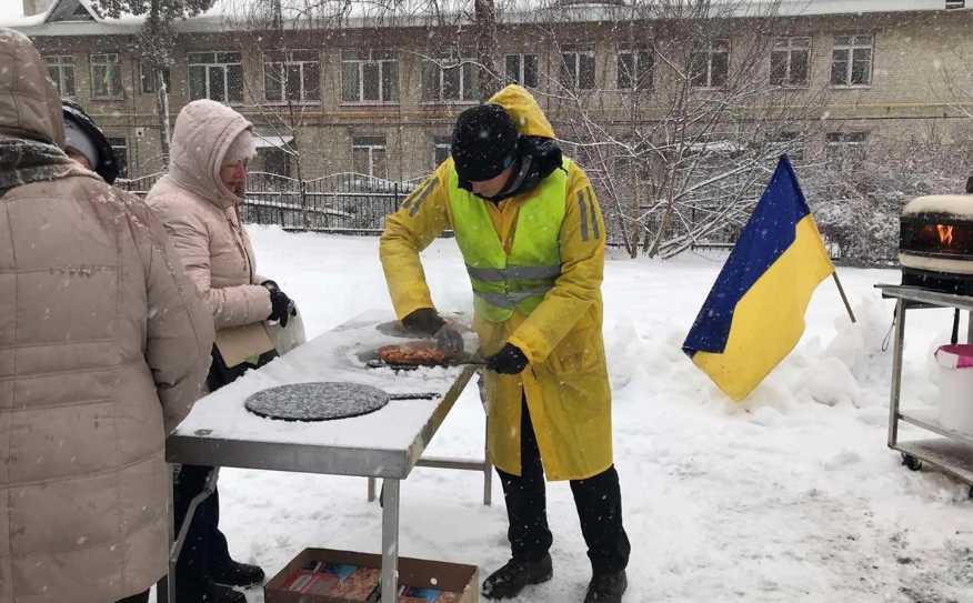 Шотландські благодійники на Червоноградщині вчергове готували піцу для внутрішньо переміщених осіб