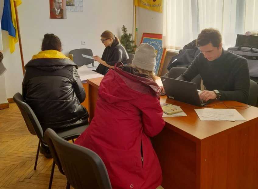Консультативно-координаційний центр при Червоноградській РВА продовжує допомагати ВПО у районі