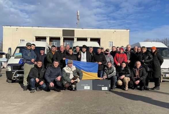 Автомайданівці Червонограда відправили чергові автівки для наших воїнів