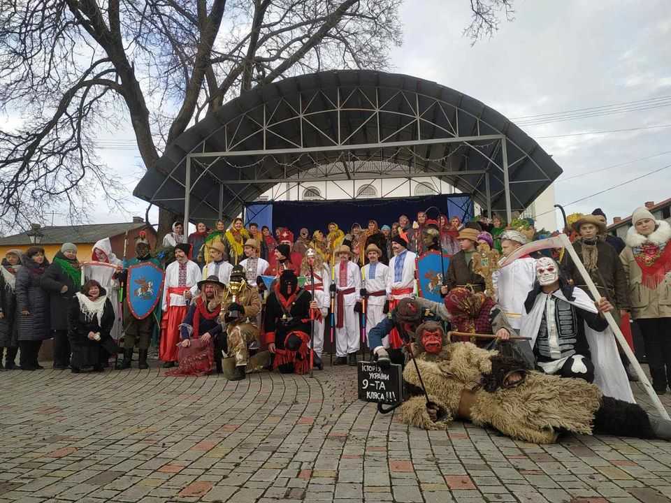 На Червоноградщині під час Фестивалю вертепів зібрали понад 11 тисяч гривень для ЗСУ