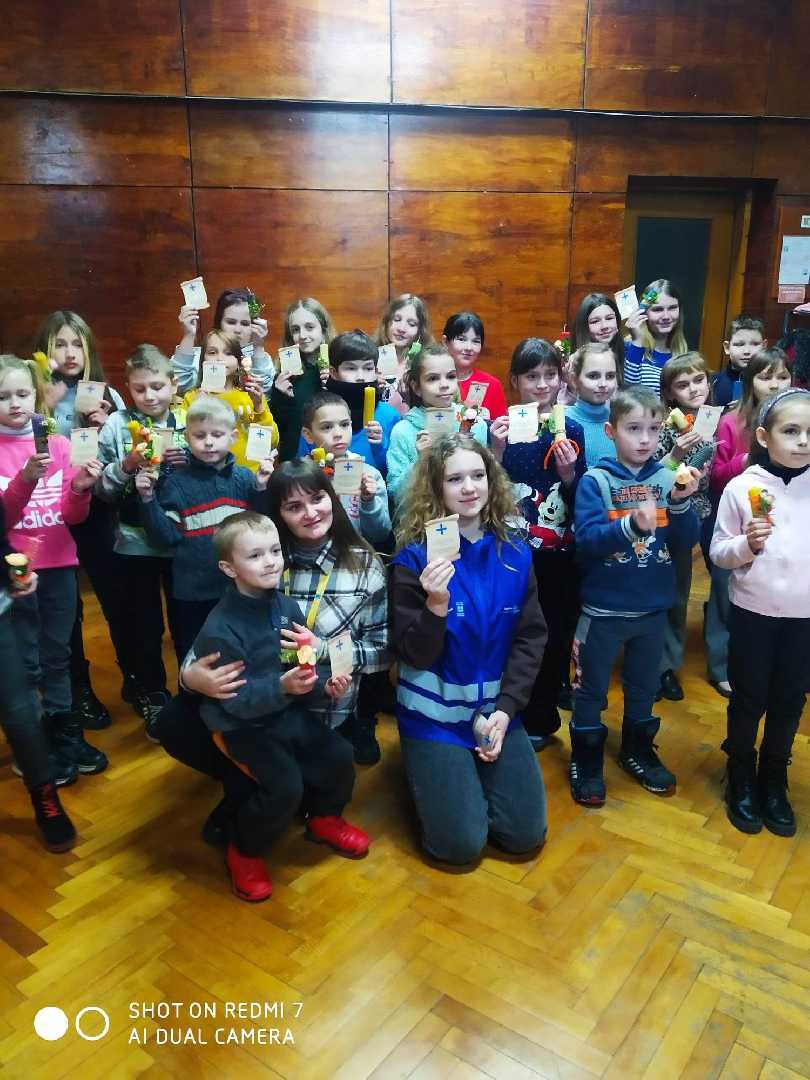 На Червоноградщині для дітей з числа ВПО організували майстер-клас з виготовлення Стрітенських свічок