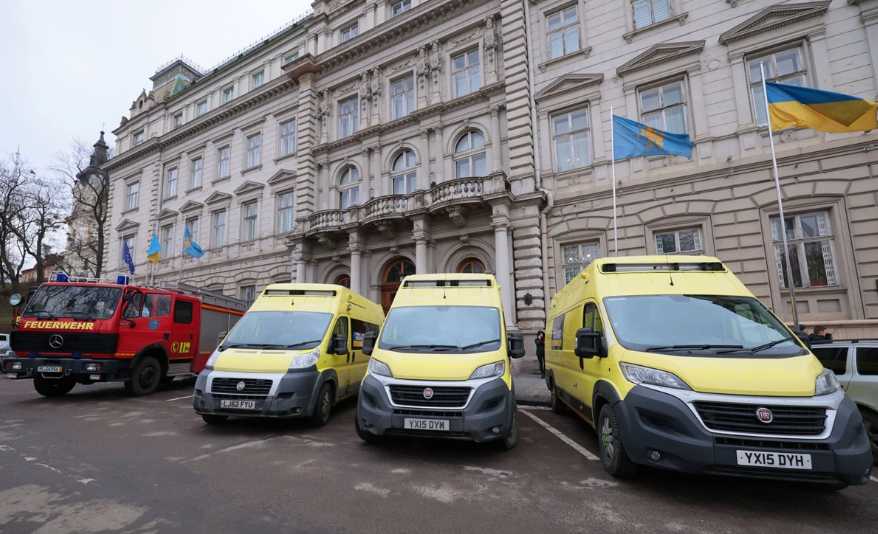 Три «швидкі» та пожежне авто відправили зі Львівщини на передову (фото)