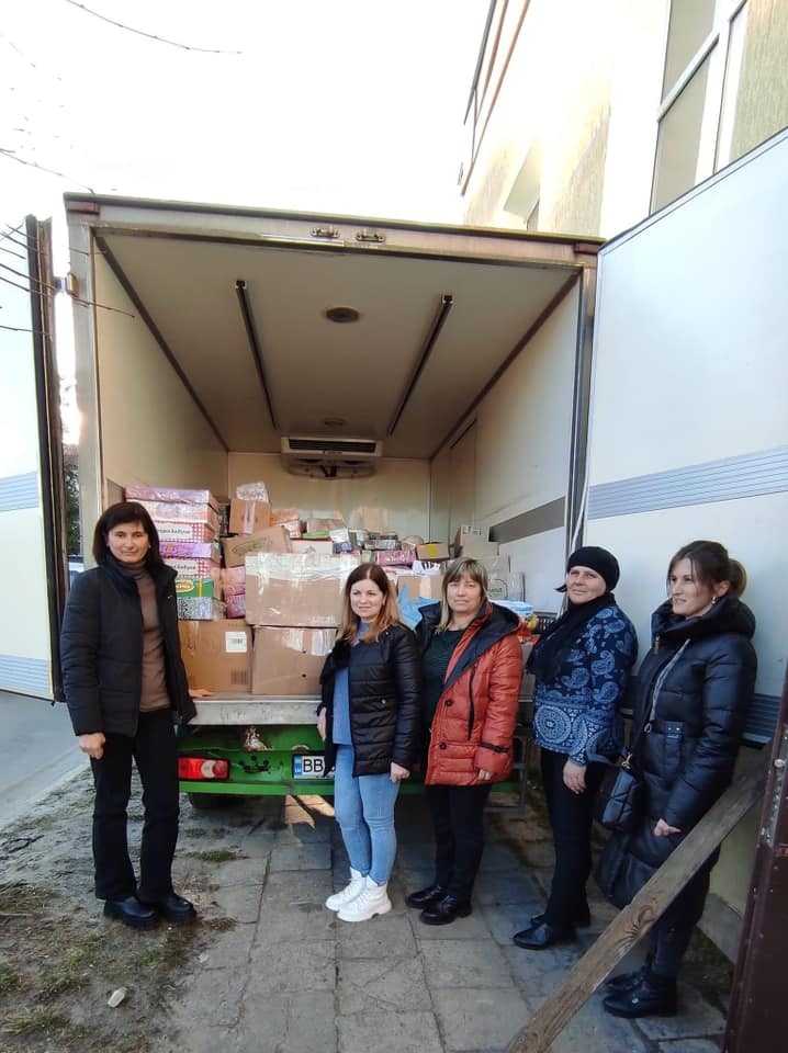 Господині Великомостівської ТГ вчергове згуртувались та відправили нашим бійцям домашні смаколики