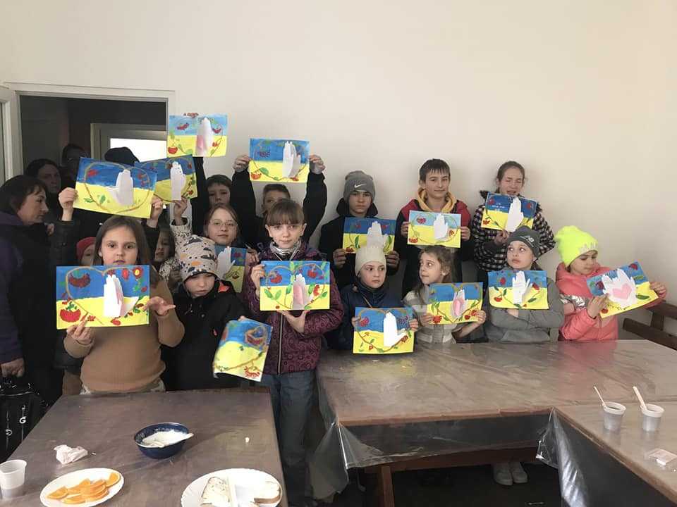 На Сокальщині діти з числа ВПО створили листівки для воїнів, які боронять Україну