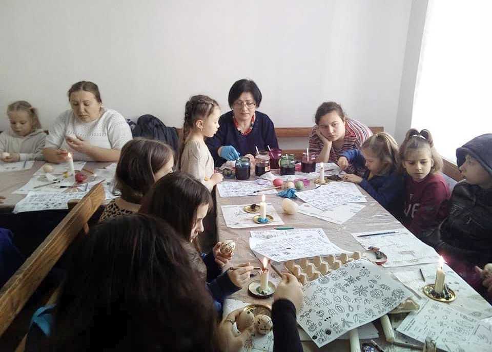 Для дітей переселенців у Сокалі організували майстер клас з писанкарства