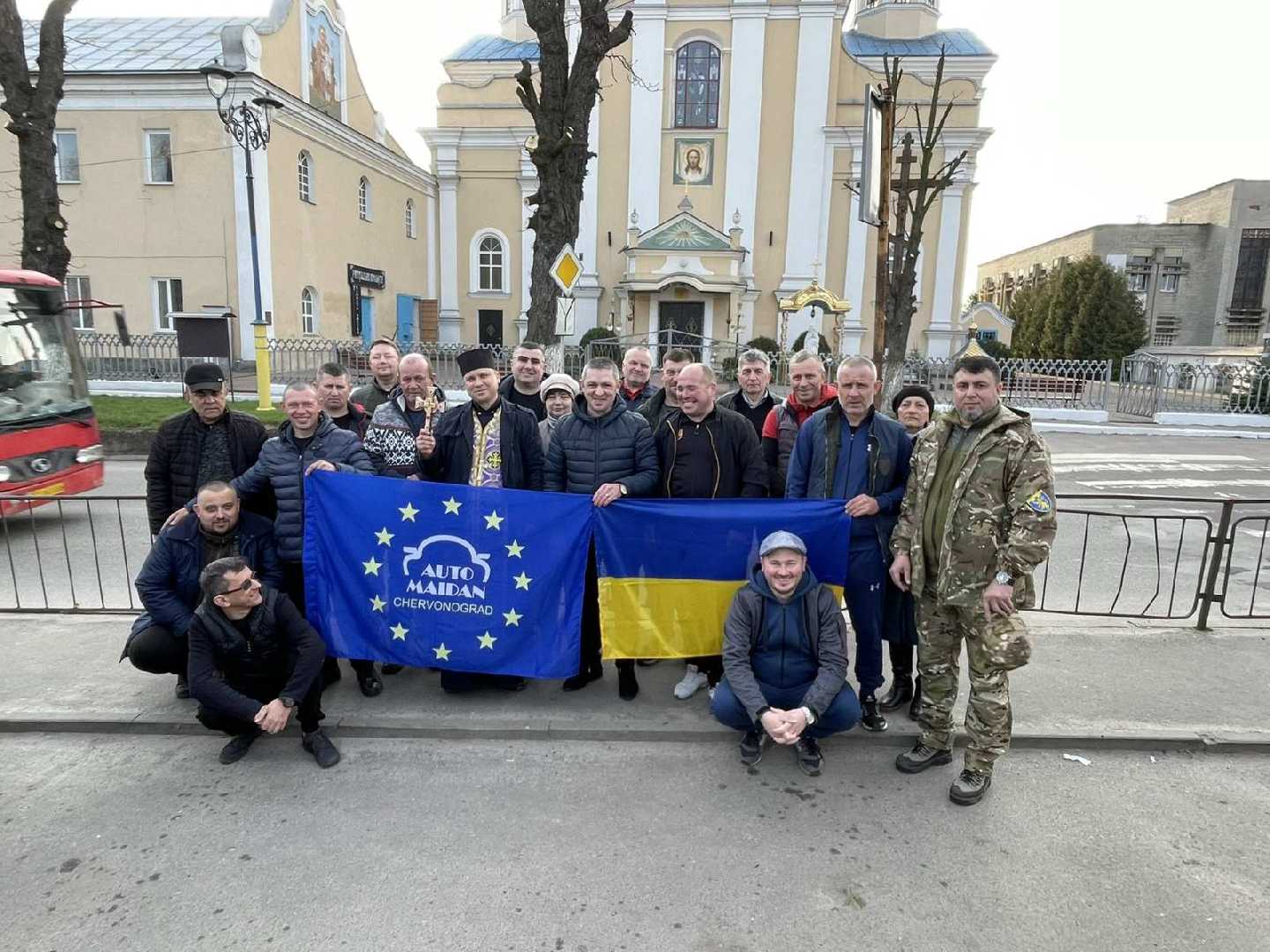 Автомайданівці Червонограда вчергове відправили партію автівок для наших Воїнів