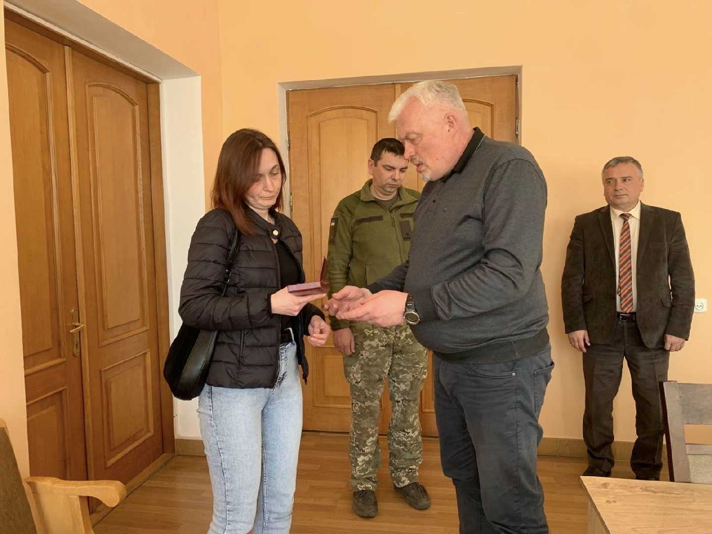 Напередодні очільник Червоноградщини Андрій Дяченко вручив дружинам загиблих воїнів посмертні ордени 