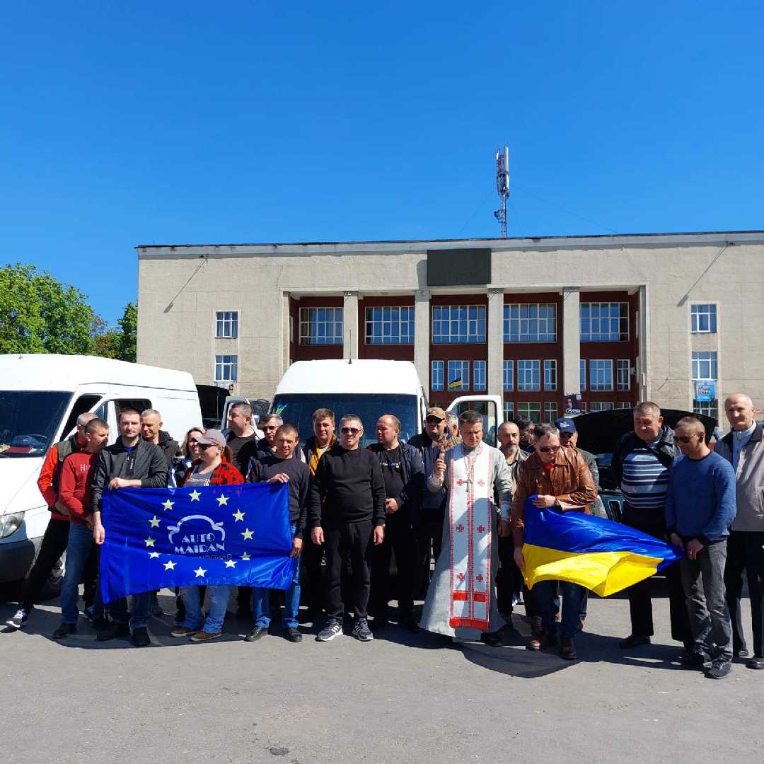 Автомайданівці Червонограда вчергове відправили партію автівок для військових