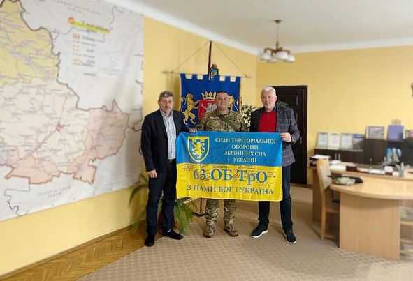 Бійців 63 окремого батальйону Сил ТрО Збройних сил України предали синьо-жовтий прапор керівництву Червоноградської РВА