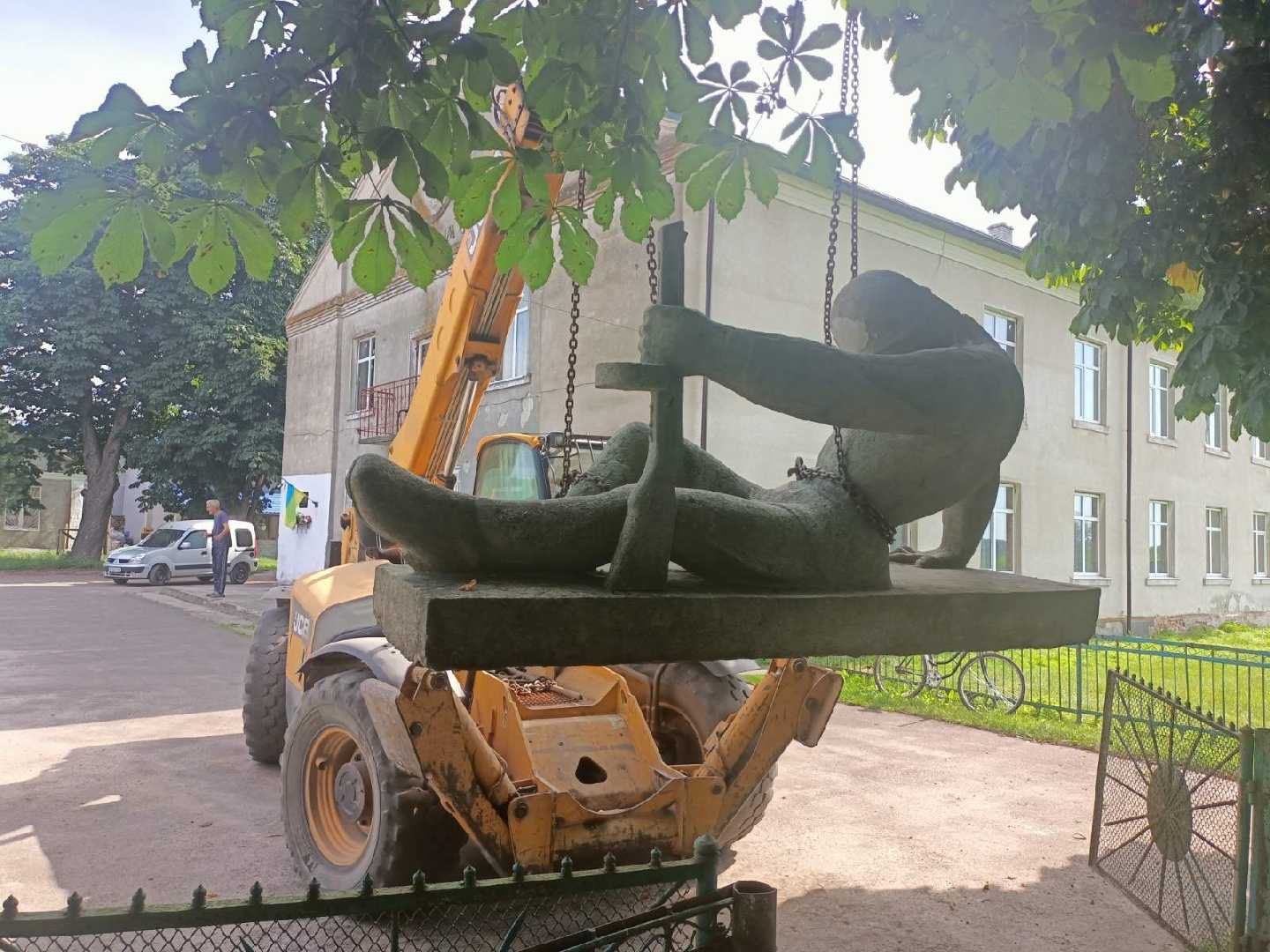 В Червоноградському районі відбувся «пам'ятникопад» монументальної пропаганди ворога