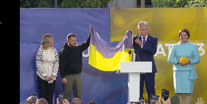 Українські прапори на литовських вулицях доводять: ми вже союзники – Володимир Зеленський у Вільнюсі під час заходу в межах кампанії «Піднімаю прапор за Україну в НАТО»