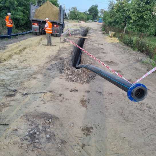 На автошляху у Великих Мостах встановлюють водопровідну систему
