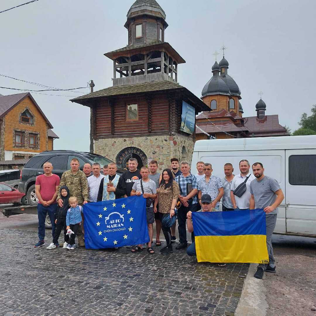 Автомайданівці з Червонограда відправили на фронт чергові автівки