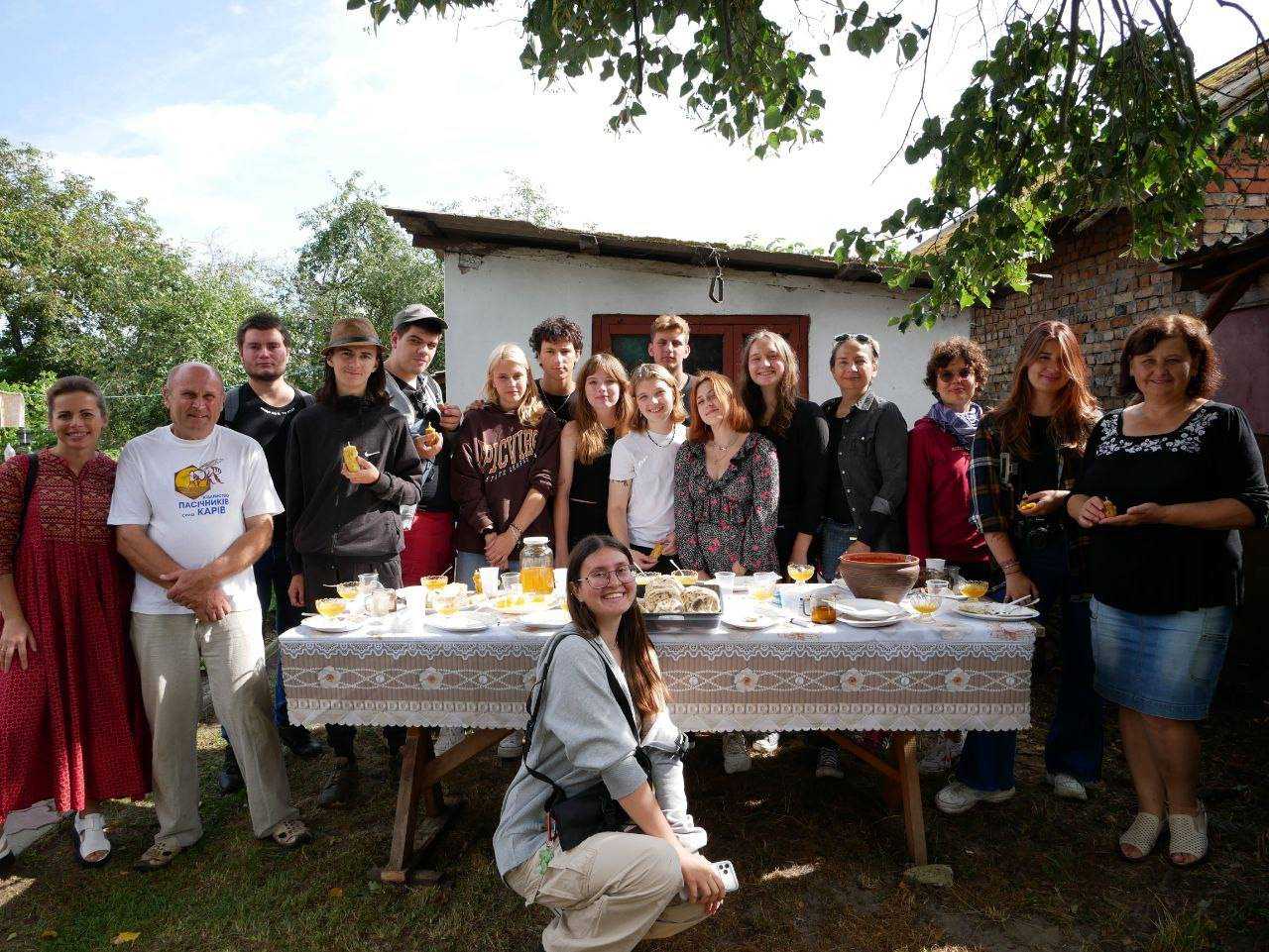 У межах будівничого табору на Белзщині волонтери облаштували молодіжний простір та кінотеатр просто неба