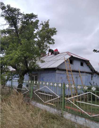 Будівельники з Червоноградщини відновлюють житло у Новій Зорі